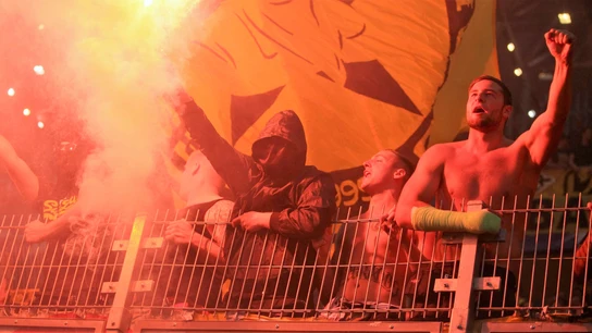 Ultras del Legia Varsovia en el choque de Champions ante el Dortmund. Ultras del Legia Varsovia en el choque de Champions ante el Dortmund.
