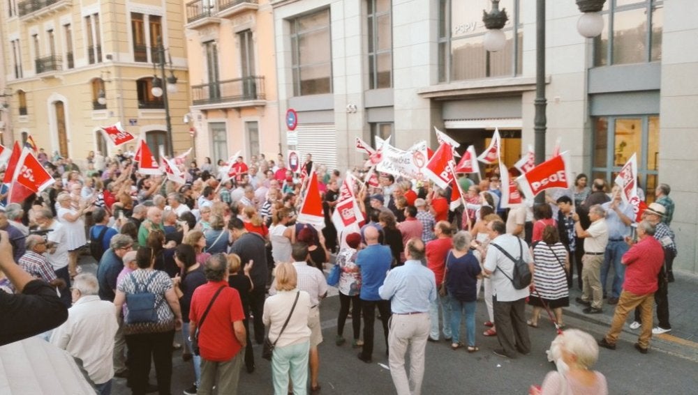 Manifestación contra Puig a las puertas del PSPV