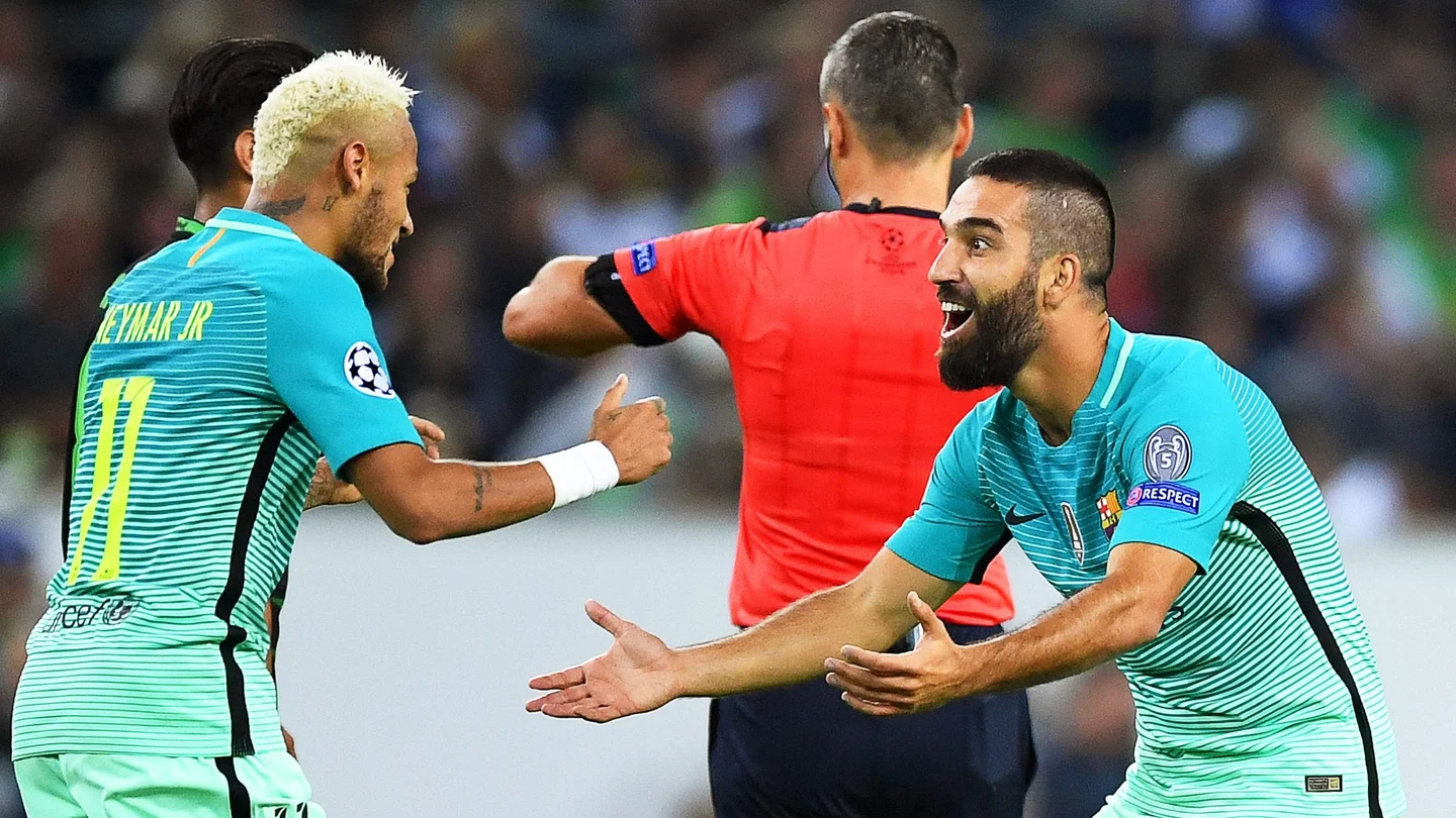 Neymar y Arda Turan celebran un gol Neymar y Arda Turan celebran un gol