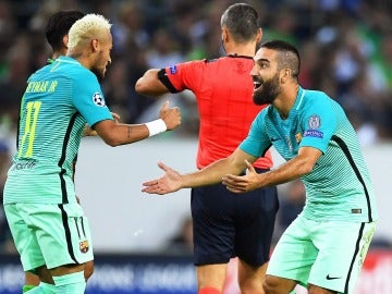 Neymar y Arda Turan celebran un gol Neymar y Arda Turan celebran un gol