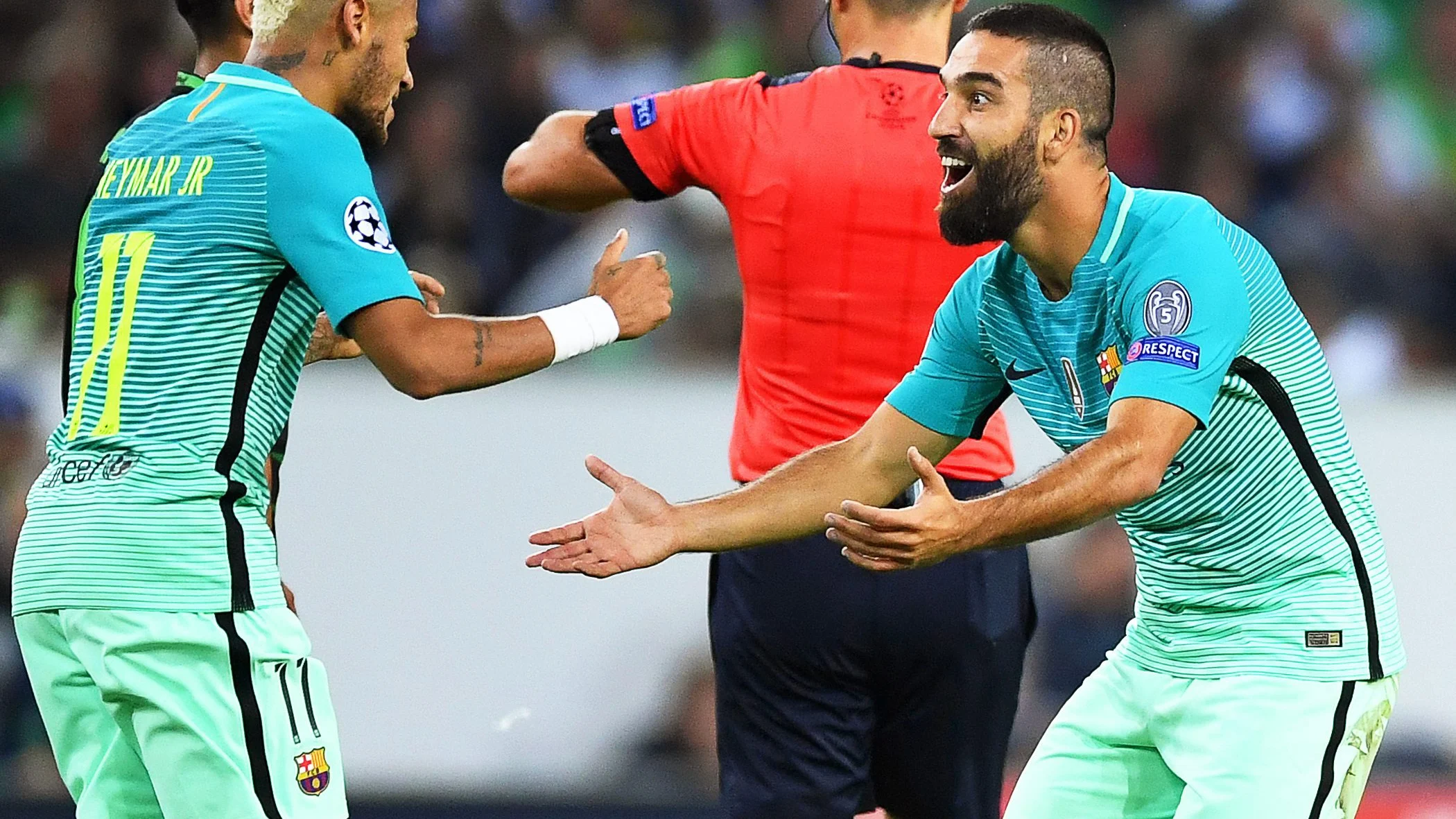 Neymar y Arda Turan celebran un gol