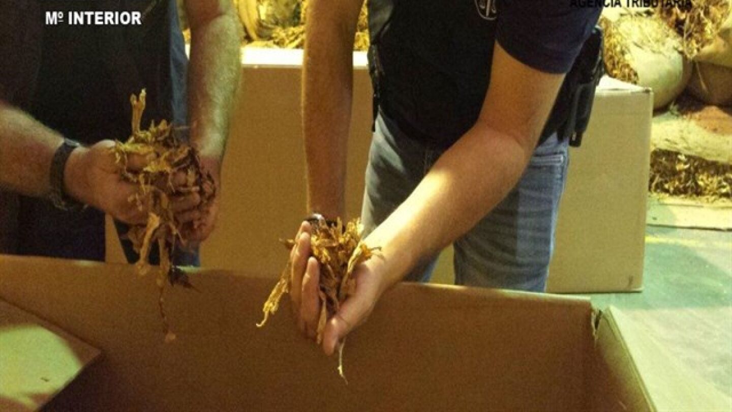 Agentes de la Guardia Civil con parte del tabaco incautado