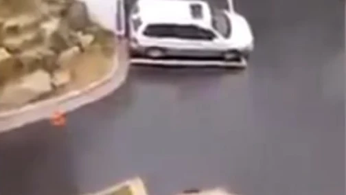 Lanza el bocadillo de su marido desde el balcón y lo encesta a la primera Lanza el bocadillo de su marido desde el balcón y lo encesta a la primera