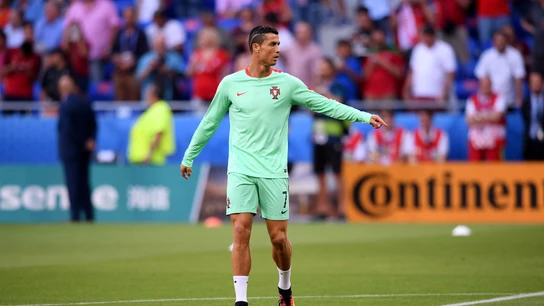Cristiano Ronaldo, en un calentamiento de Portugal en la Euro 2016 Cristiano Ronaldo, en un calentamiento de Portugal en la Euro 2016