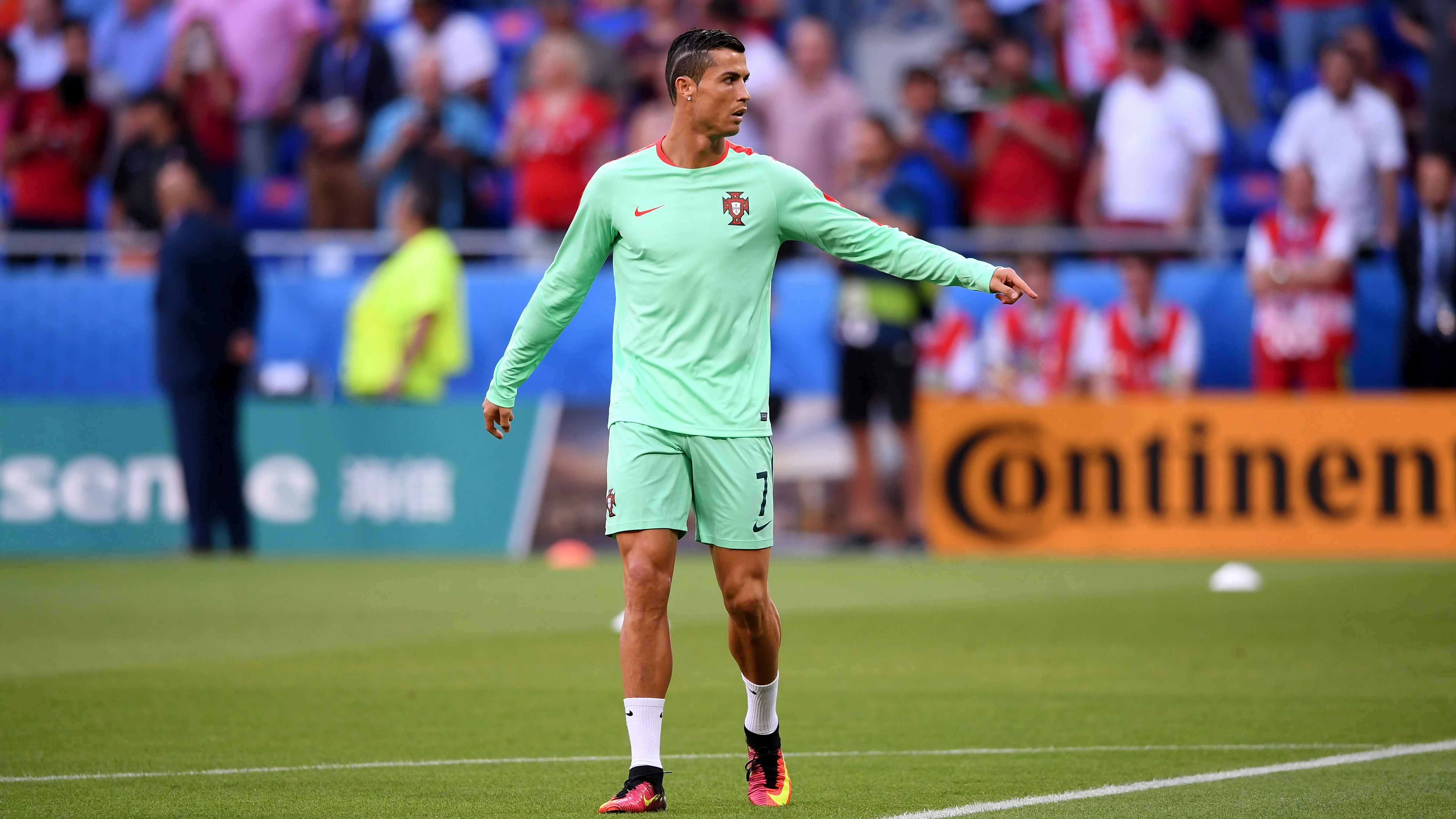 Cristiano Ronaldo, en un calentamiento de Portugal en la Euro 2016