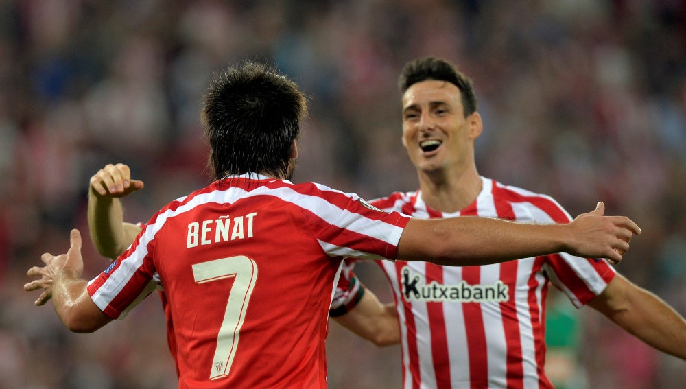 Beñat celebra su gol con Aduriz