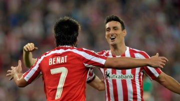 Beñat celebra su gol con Aduriz
