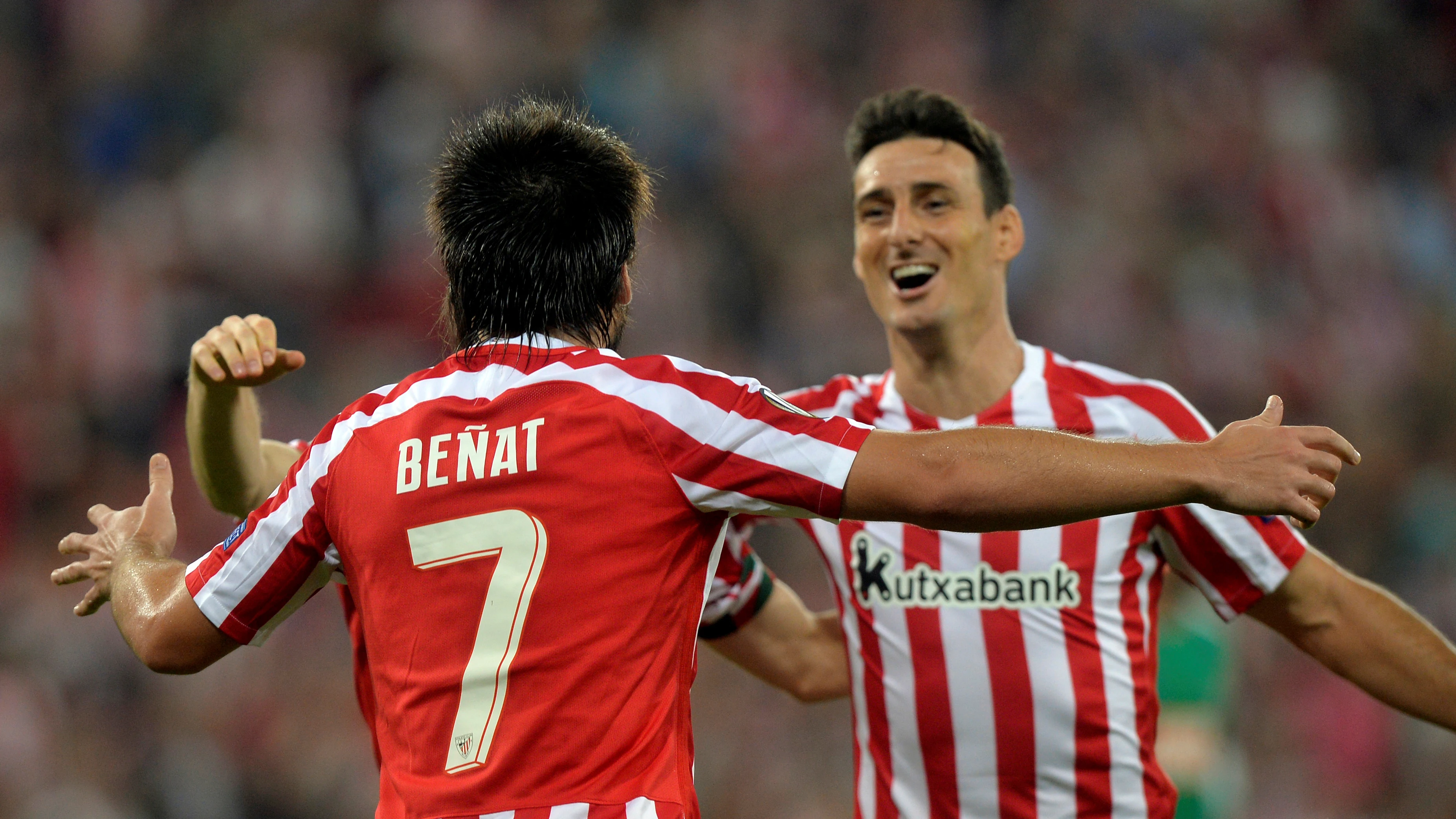 Beñat celebra su gol con Aduriz