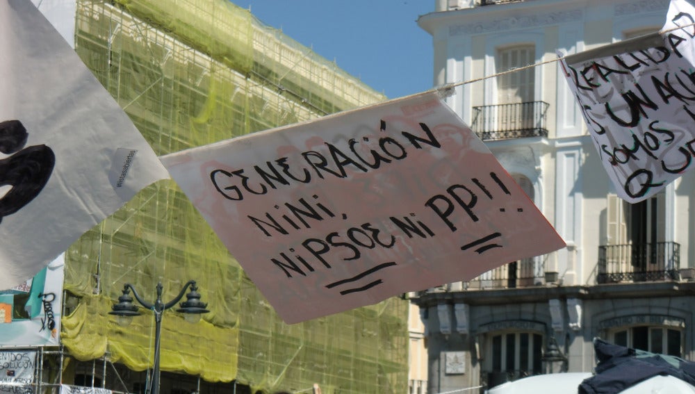 Pancarta de la 'Generación Nini' en la Puerta del Sol