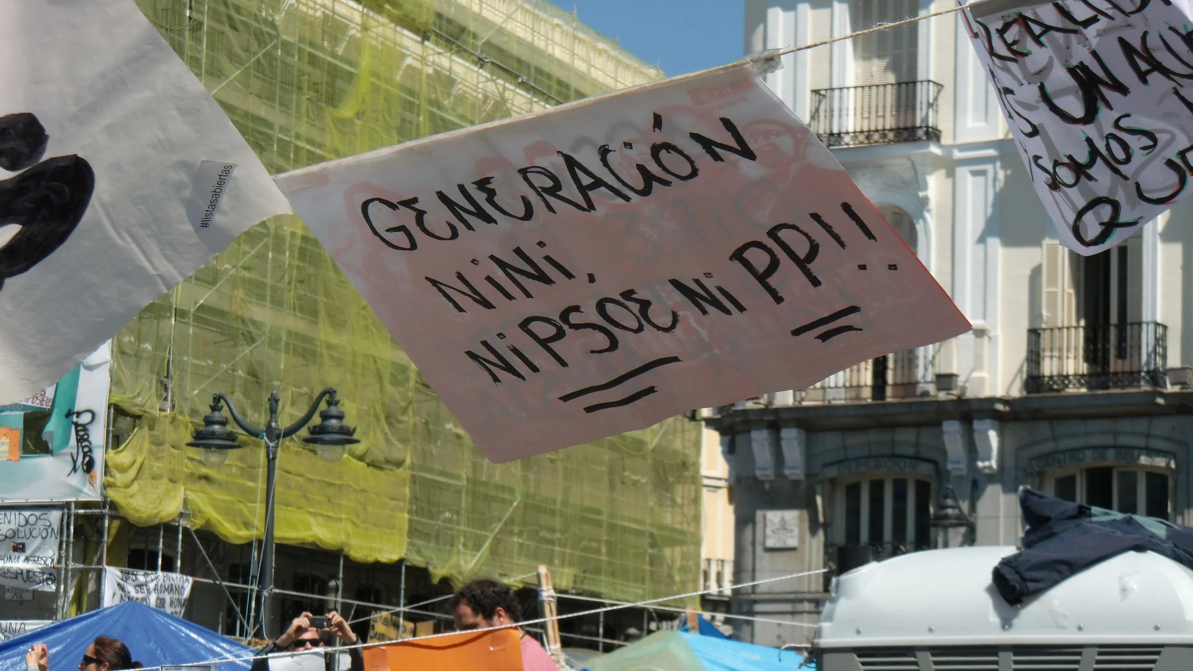 Pancarta de la 'Generación Nini' en la Puerta del Sol