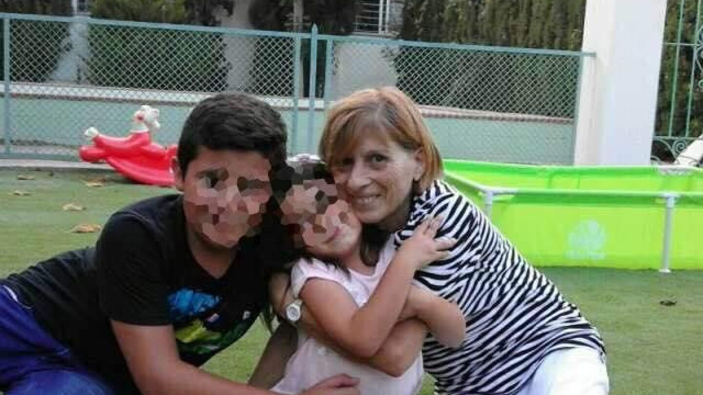 Maruja Cuenca con sus nietos