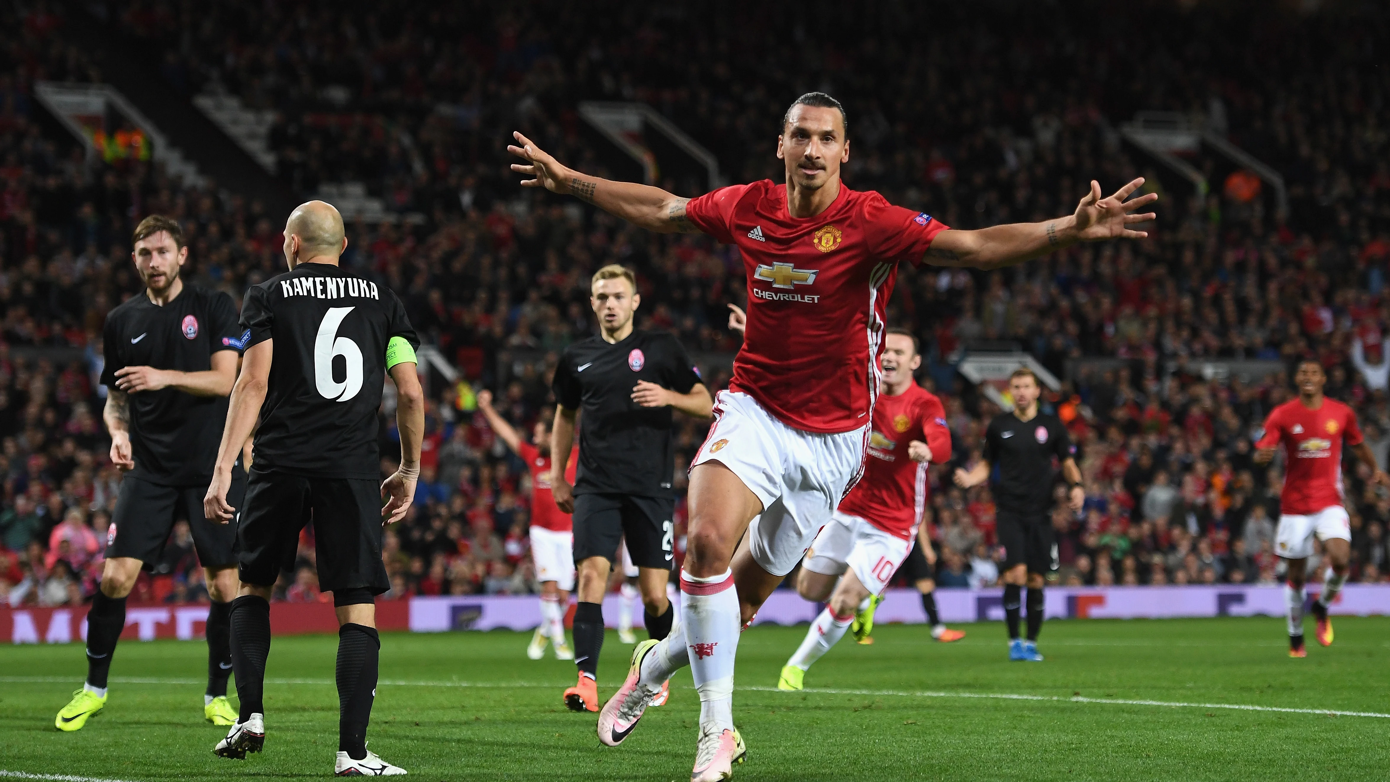 Zlatan Ibrahimovic, celebrando el gol al Zorya Luhansk 