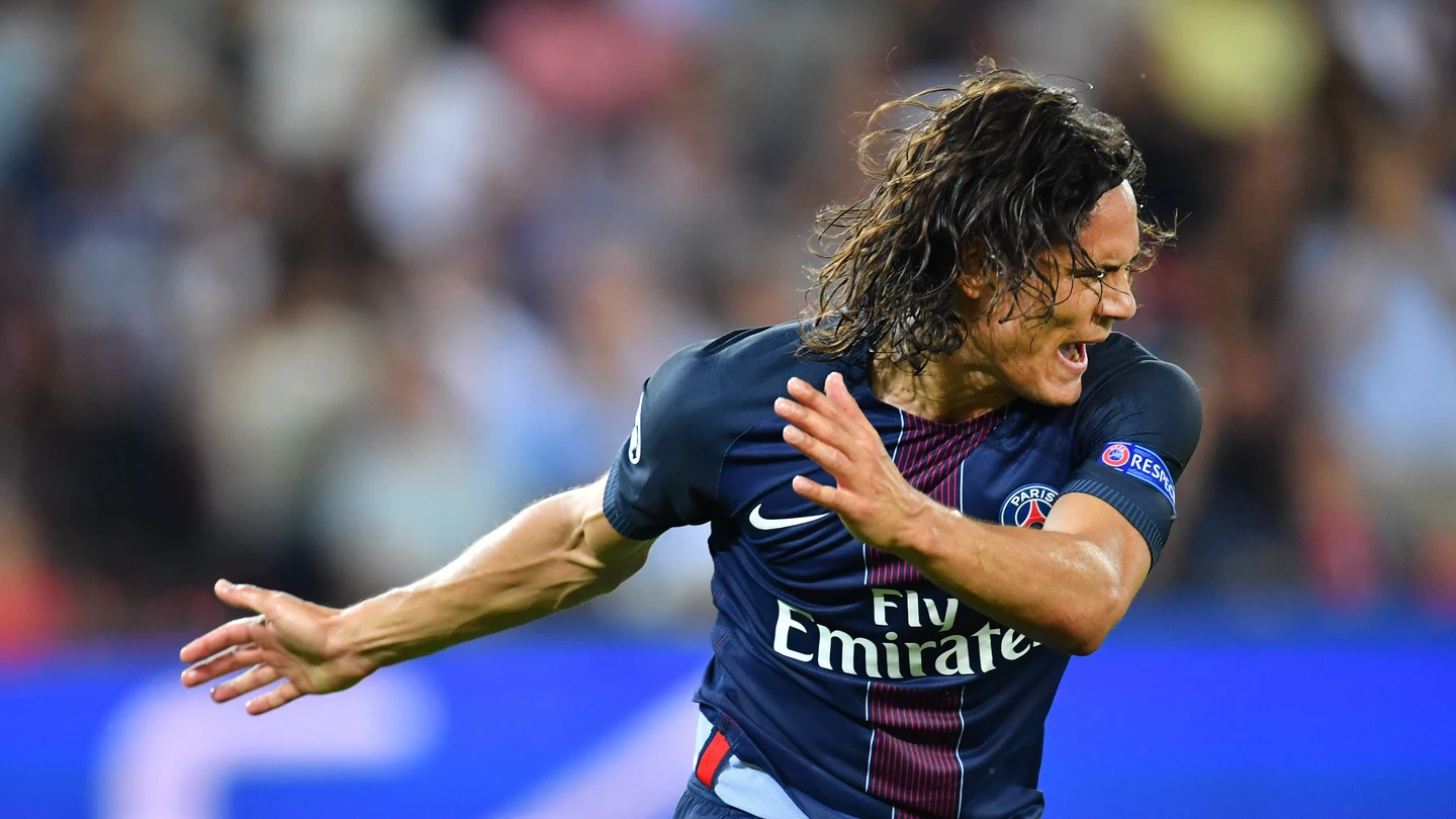 Cavani festejando su prematuro gol ante el Arsenal. Cavani festejando su prematuro gol ante el Arsenal.