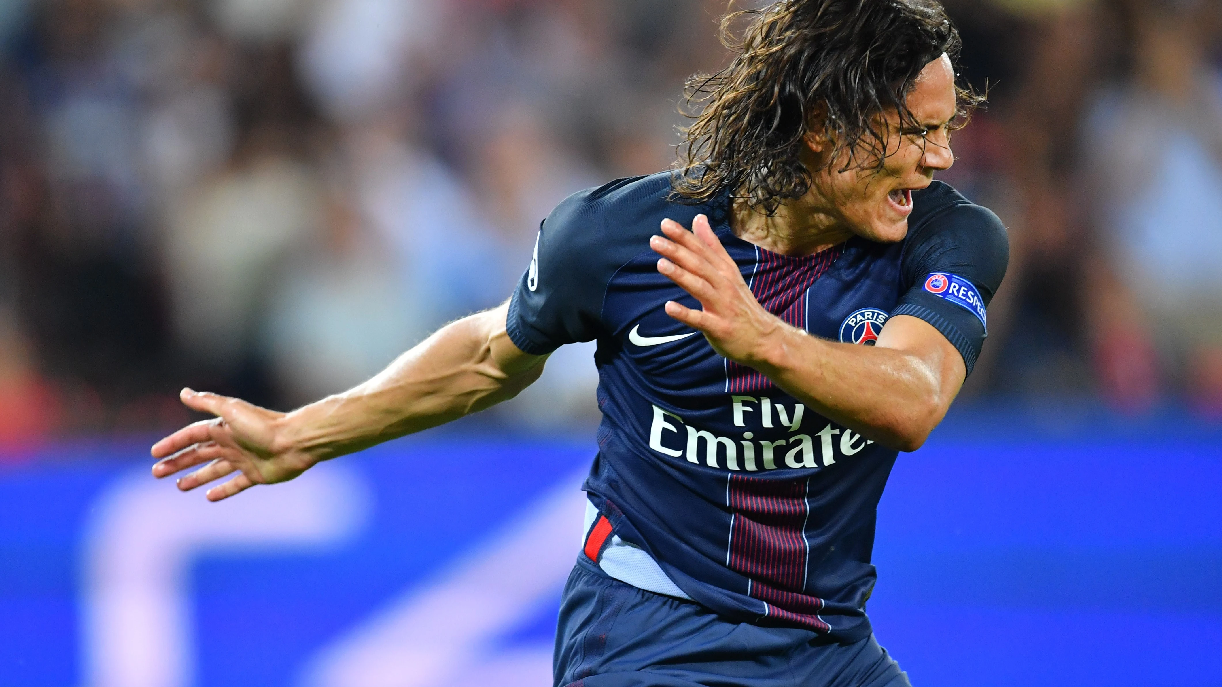 Cavani festejando su prematuro gol ante el Arsenal. Cavani festejando su prematuro gol ante el Arsenal.