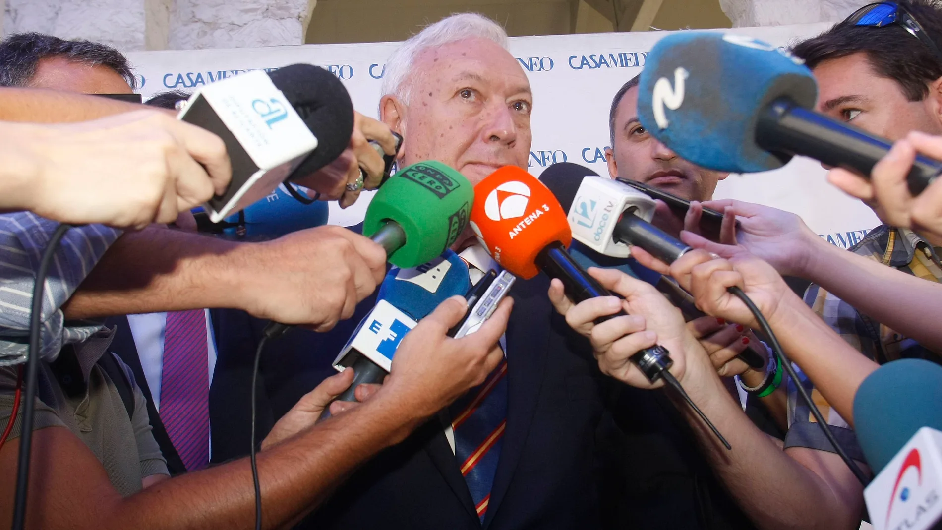 José Manuel García-Margallo atiende a los medios de comunicación