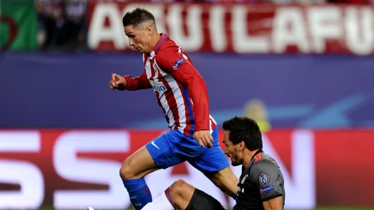 Torres dejando en el suelo a Hummels en el Atlético-Bayern. Torres dejando en el suelo a Hummels en el Atlético-Bayern.