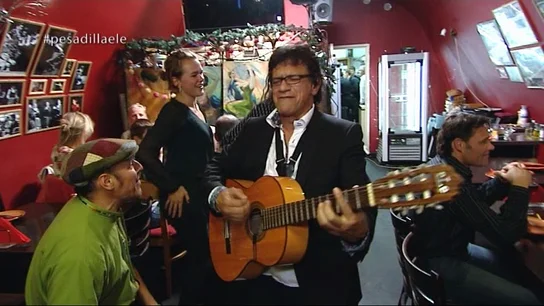 Fermín, con guitarra en mano en mitad del servicio Fermín, con guitarra en mano en mitad del servicio