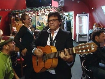Fermín, con guitarra en mano en mitad del servicio Fermín, con guitarra en mano en mitad del servicio