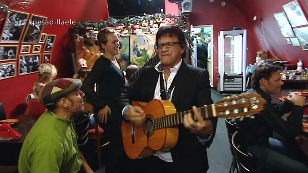 Fermín, con guitarra en mano en mitad del servicio