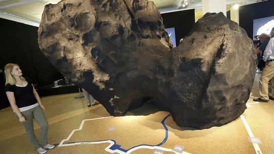 Réplica del cometa 'Churyumov-Gerasimenko' a escala 1:1000 Réplica del cometa 'Churyumov-Gerasimenko' a escala 1:1000