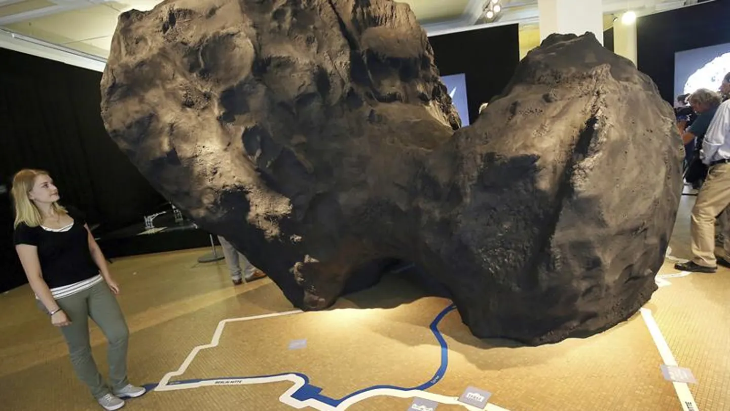 Réplica del cometa 'Churyumov-Gerasimenko' a escala 1:1000 Réplica del cometa 'Churyumov-Gerasimenko' a escala 1:1000