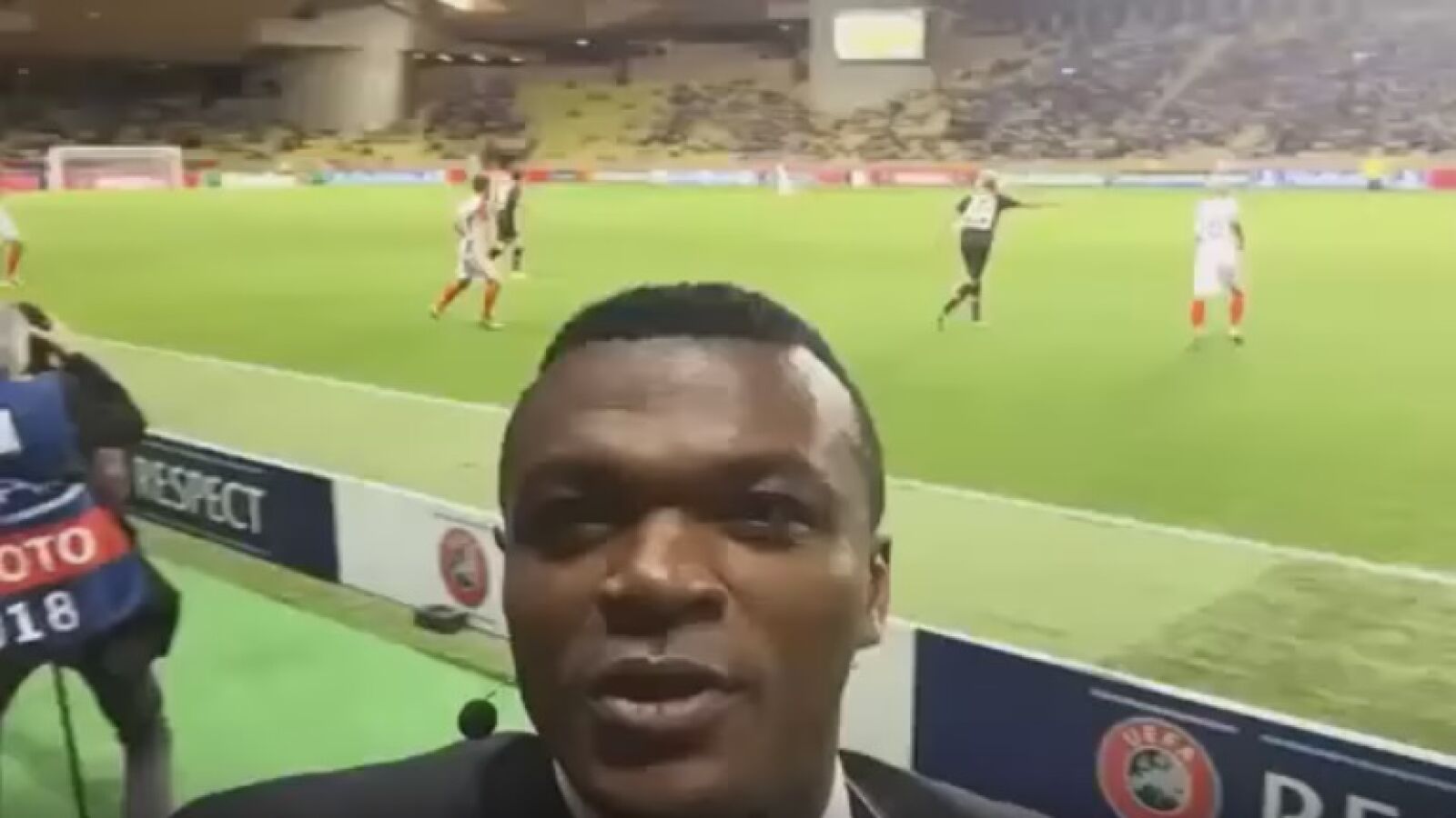 Desailly caza un gol mientras se hac&iacute;a un v&iacute;deo-selfie.