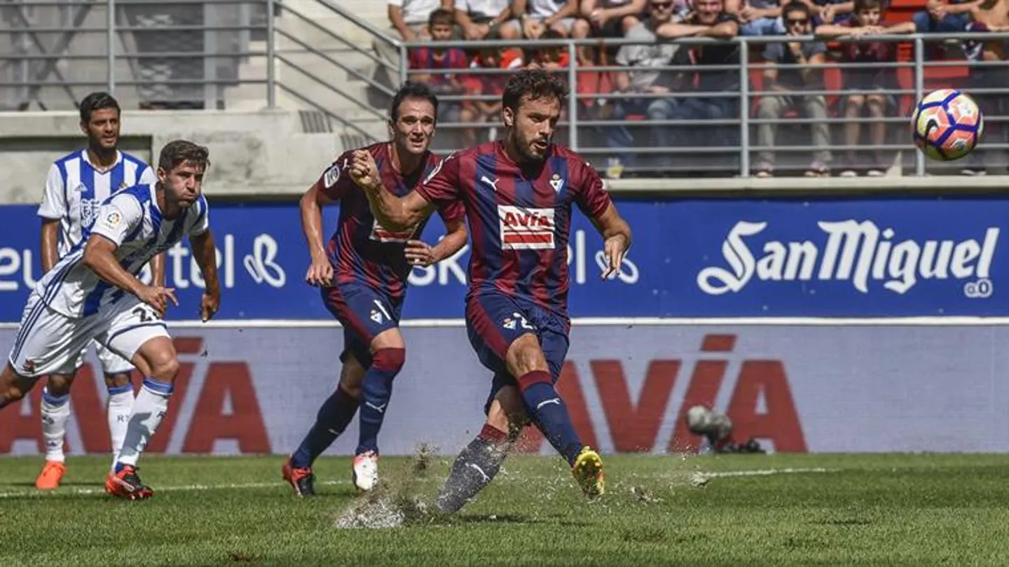 Pedro León, en un partido con el Eibar Pedro León, en un partido con el Eibar