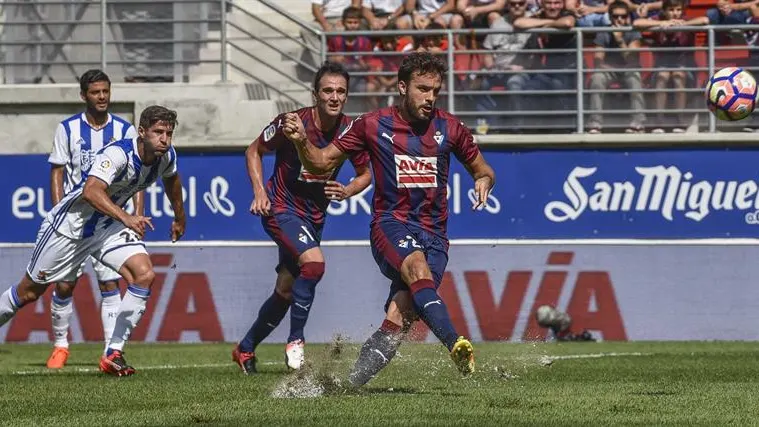 Pedro León, en un partido con el Eibar