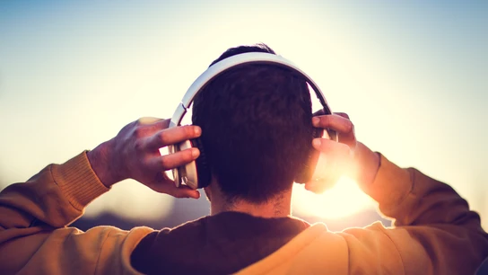 Escuchando música Escuchando música