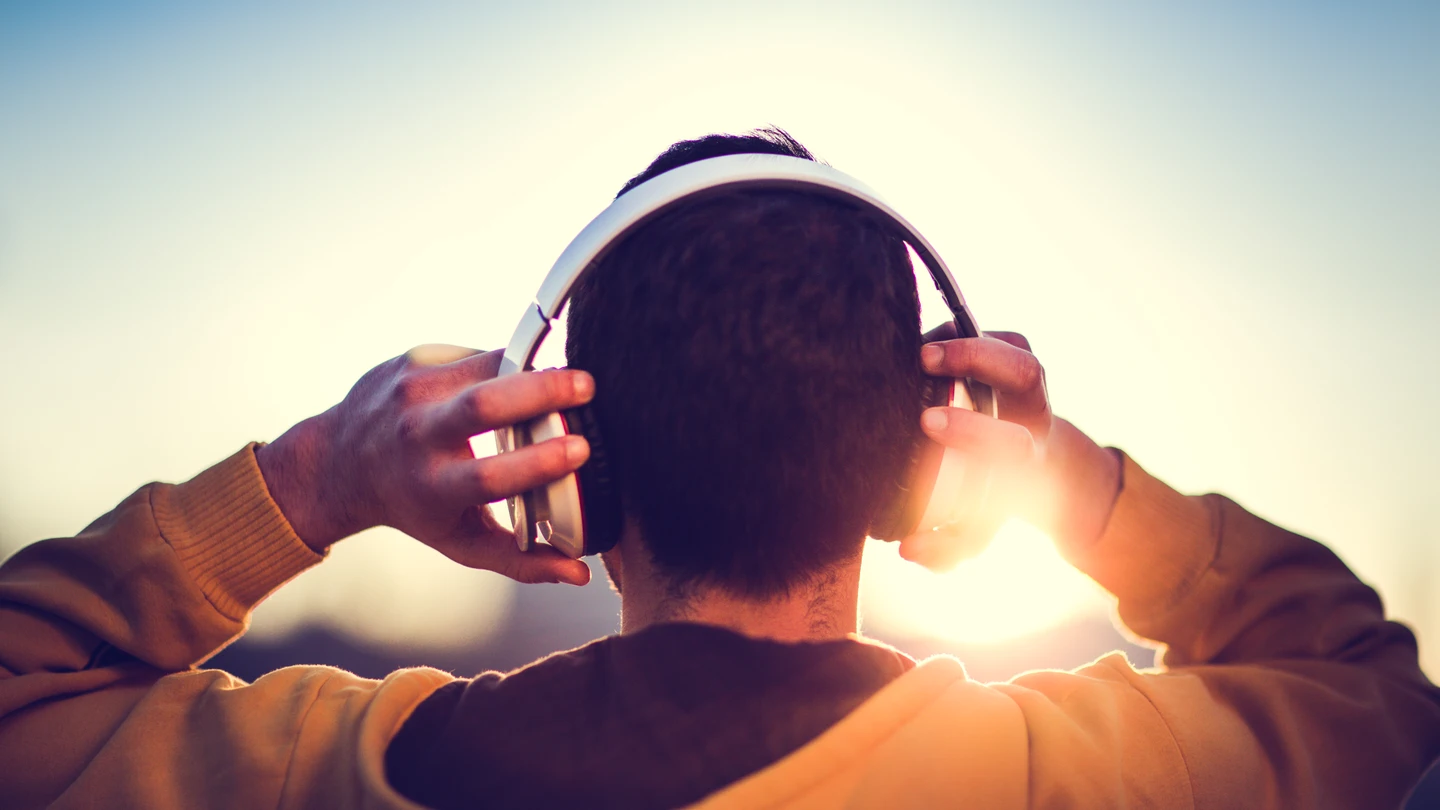 Escuchando música Escuchando música