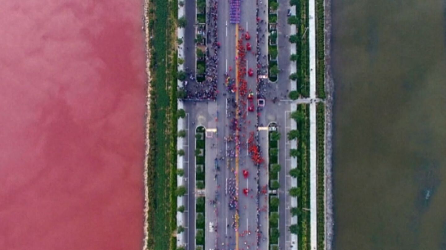 El lago se ti&ntilde;e de rojo todos los a&ntilde;os por estas fechas 