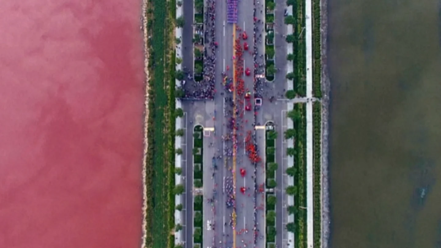 El lago se tiñe de rojo todos los años por estas fechas El lago se tiñe de rojo todos los años por estas fechas