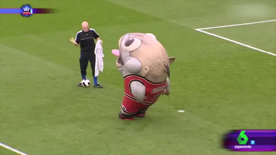 Pelea entre la mascota Mackerel Jordan y el entrenador de porteros Pelea entre la mascota Mackerel Jordan y el entrenador de porteros