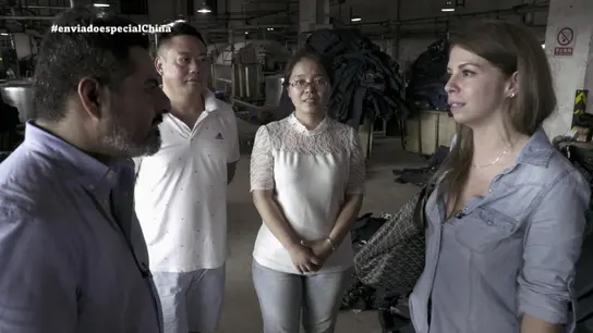 Jalis de la Serna visita un taller de vaqueros en China Jalis de la Serna visita un taller de vaqueros en China
