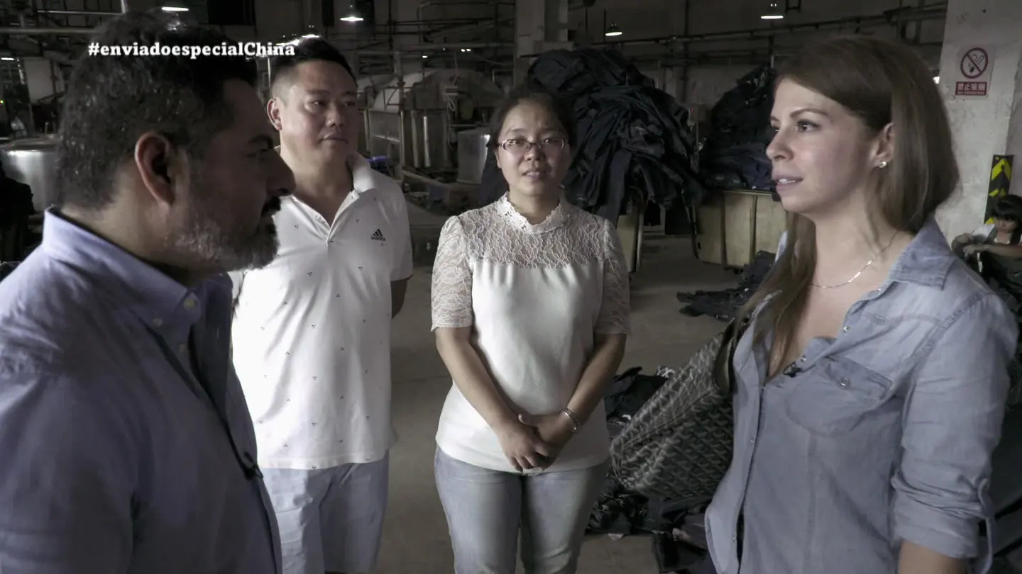Jalis de la Serna visita un taller de vaqueros en China Jalis de la Serna visita un taller de vaqueros en China