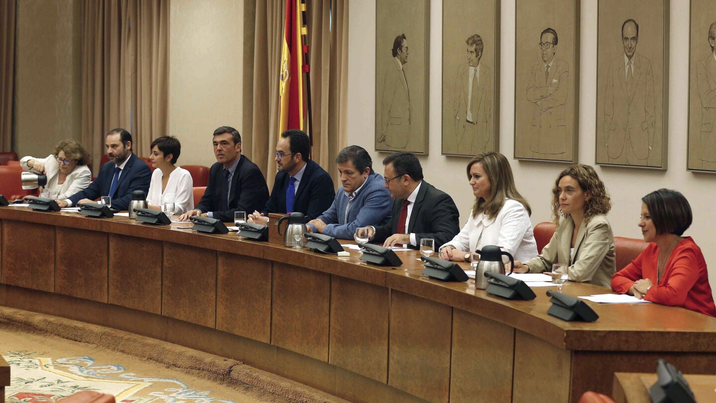 El presidente de la gestora del PSOE, Javier Fern&aacute;ndez, en el centro de la imagen
