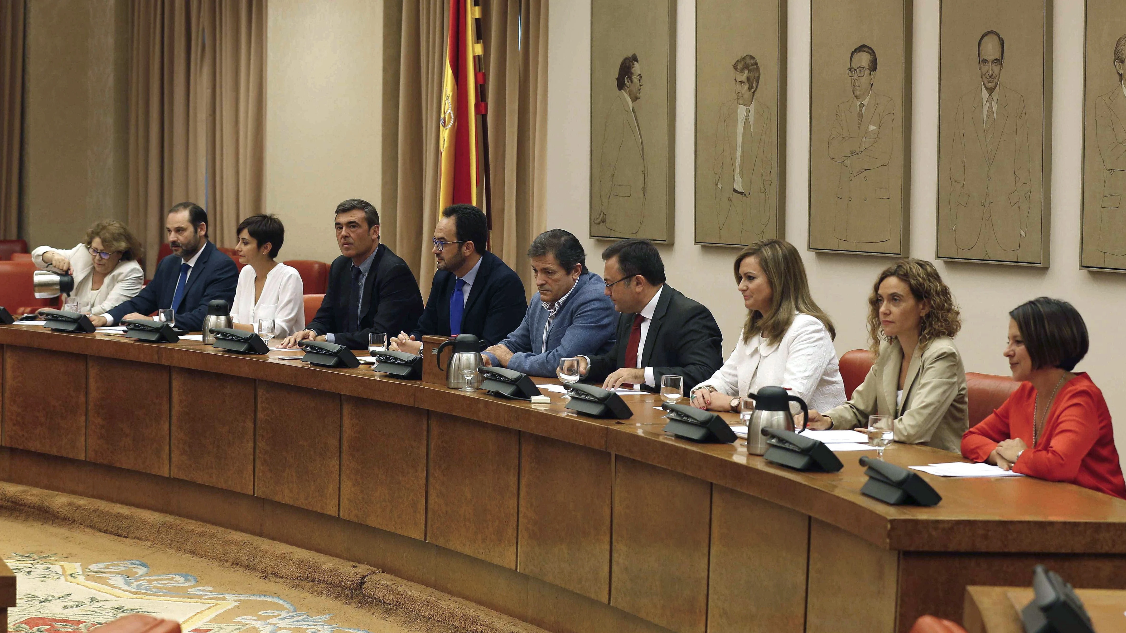 El presidente de la gestora del PSOE, Javier Fernández, en el centro de la imagen