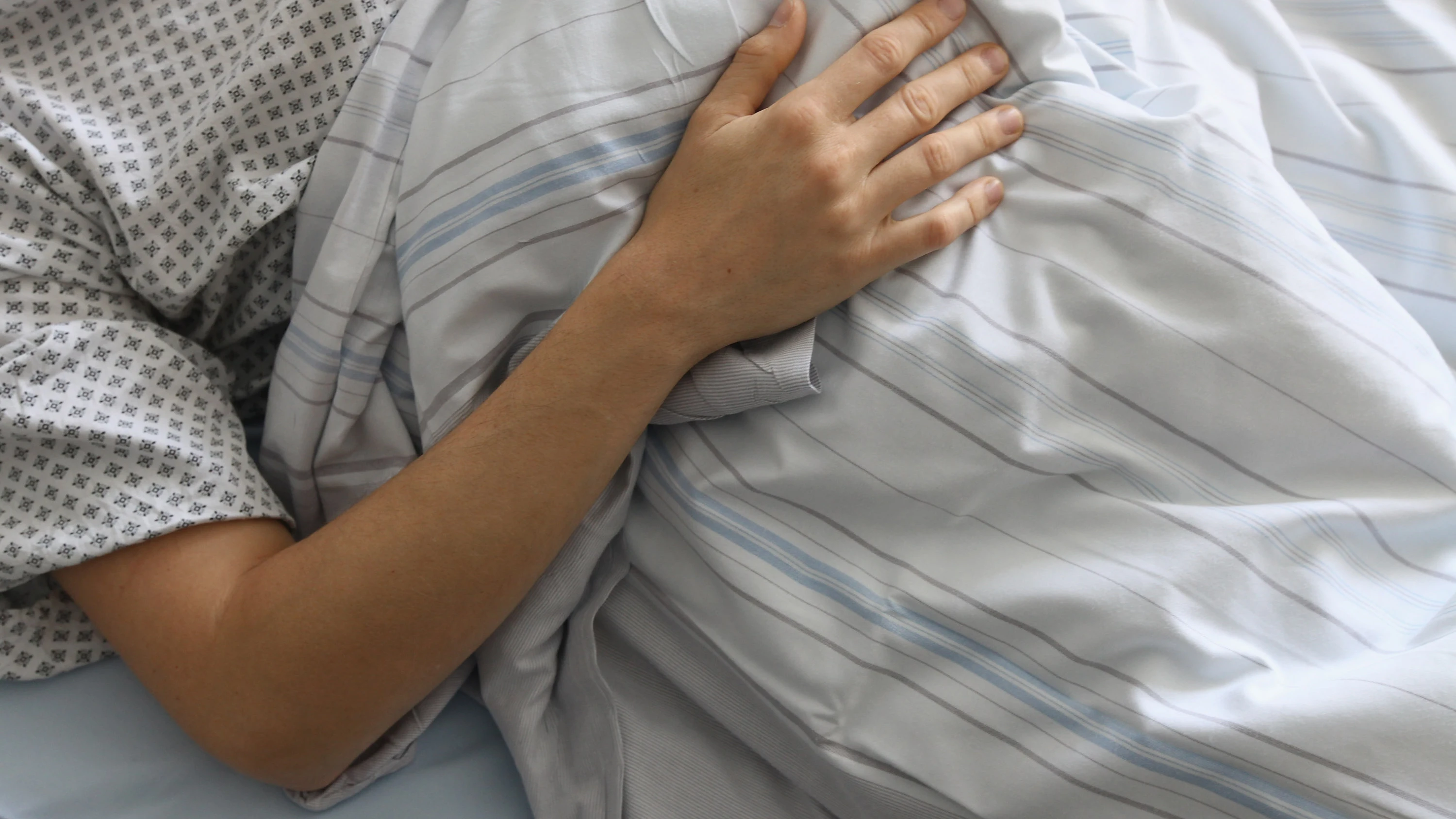 Un enfermo en una cama de un hospital