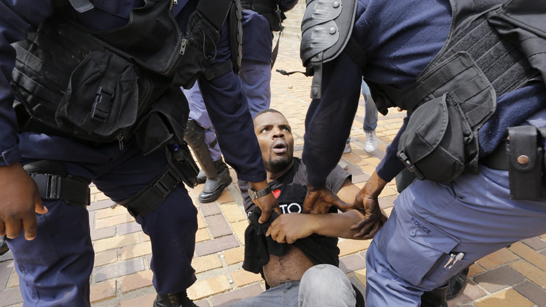 Detención de un manifestante en Sudáfrica