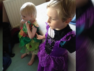 Niño con un vestido de hada Niño con un vestido de hada