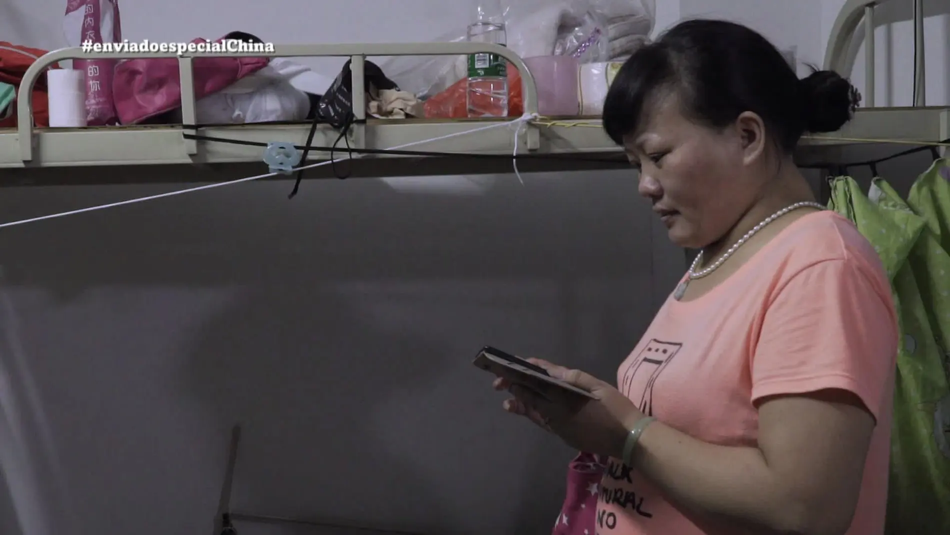 Una mujer china que vive en una fábrica dormitorio