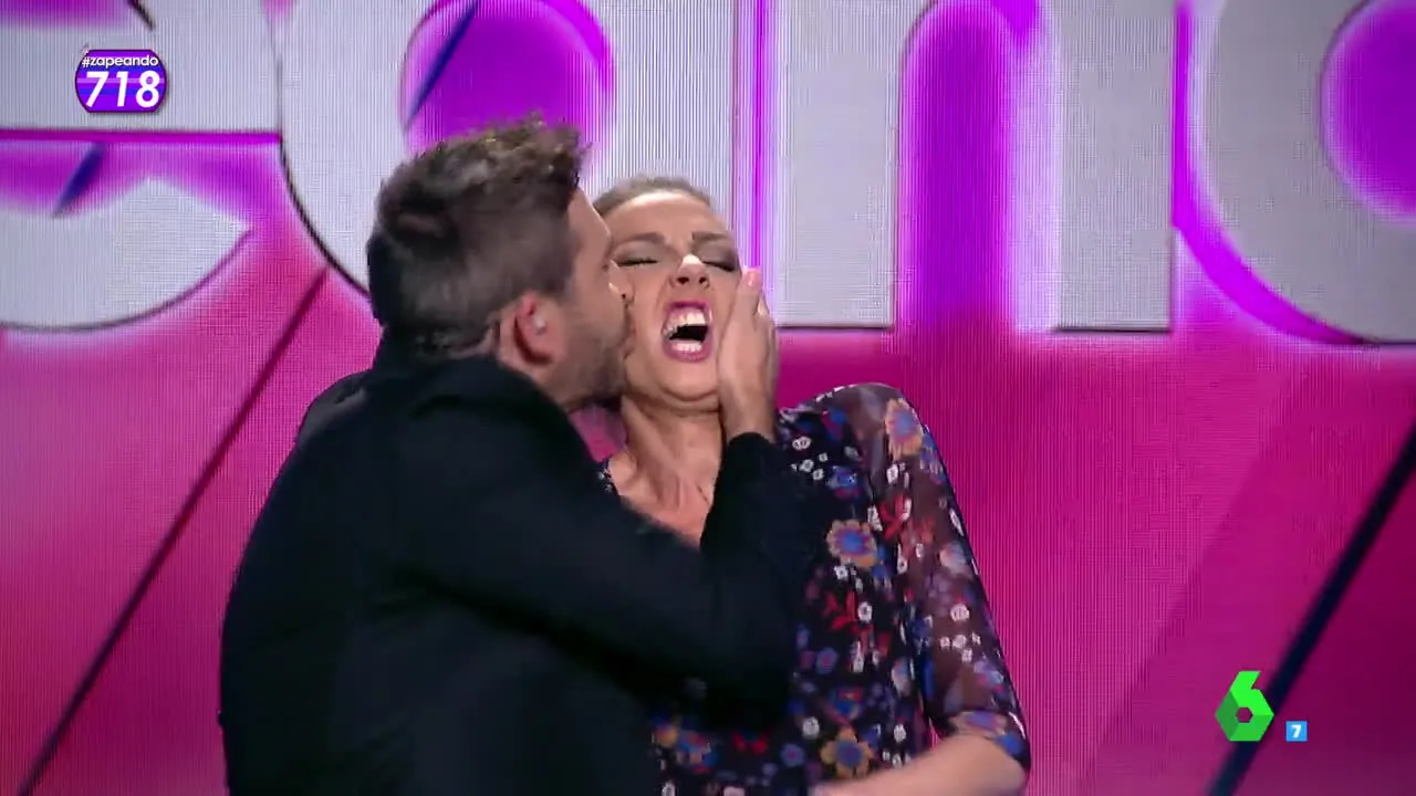 El beso ‘con baba’ de Frank Blanco a Anna Simon El beso ‘con baba’ de Frank Blanco a Anna Simon