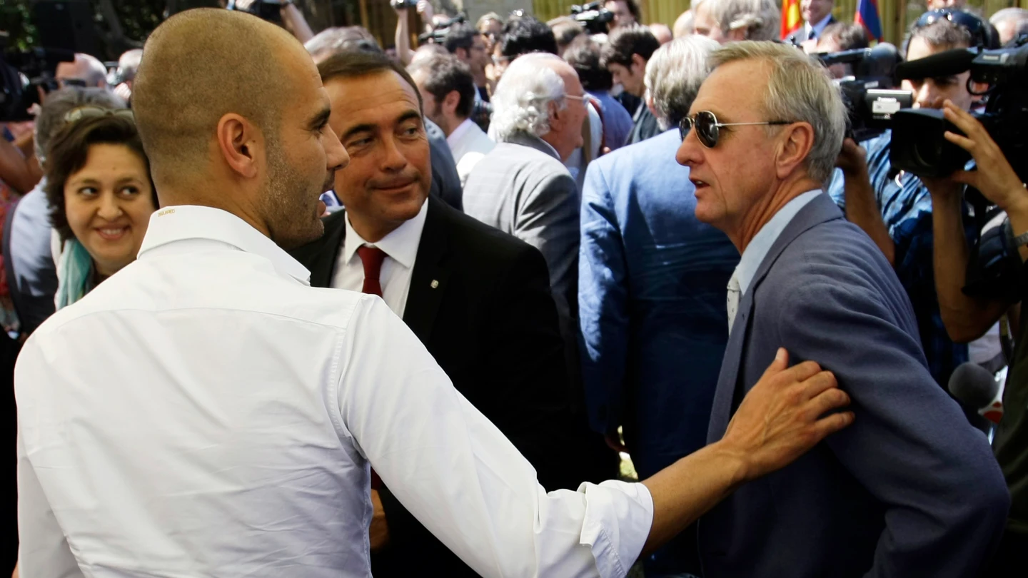 Guardiola y Cruyff se saludan Guardiola y Cruyff se saludan