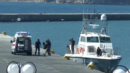 Varios médicos trasladan los cuerpos de unos inmigrantes indocumentados en el puerto de la isla de Lesbos Varios médicos trasladan los cuerpos de unos inmigrantes indocumentados en el puerto de la isla de Lesbos