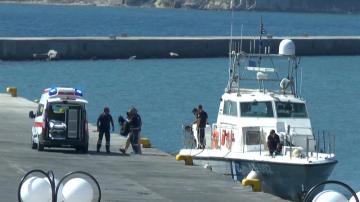 Varios médicos trasladan los cuerpos de unos inmigrantes indocumentados en el puerto de la isla de Lesbos