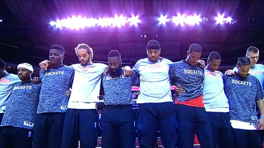 Los jugadores de los Knicks y de los Rockets, unidos durante el himno de Estados Unidos Los jugadores de los Knicks y de los Rockets, unidos durante el himno de Estados Unidos