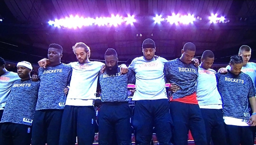 Los jugadores de los Knicks y de los Rockets, unidos durante el himno de Estados Unidos