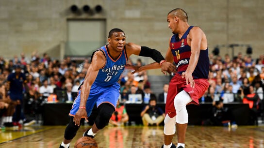 Westbrook conduce el bal&oacute;n ante la defensa del Barcelona