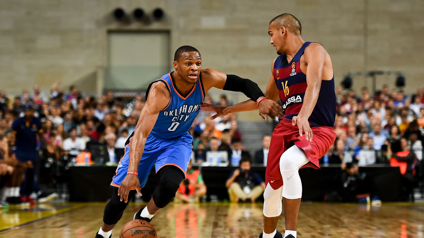 Westbrook conduce el balón ante la defensa del Barcelona Westbrook conduce el balón ante la defensa del Barcelona