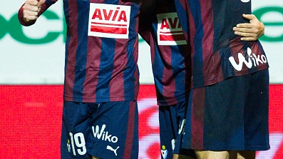 Sergi Enrich y Antonio Luna celebran un gol con el Eibar